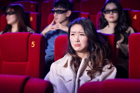 女性看悲伤电影背景