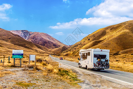 房车基地房车旅行 行驶在道路上的房车背景