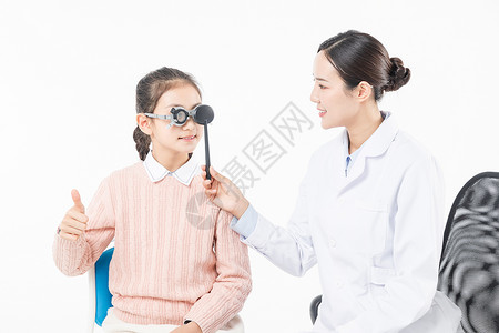 医生给女生视力检测图片素材