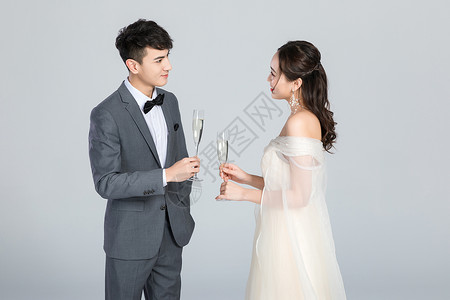 年轻情侣喝香槟庆祝背景图片