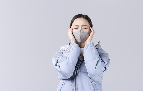 带着口罩头疼的女孩图片