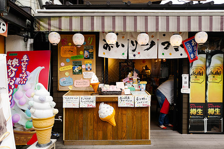 日本高松街头的冰淇淋店铺背景图片