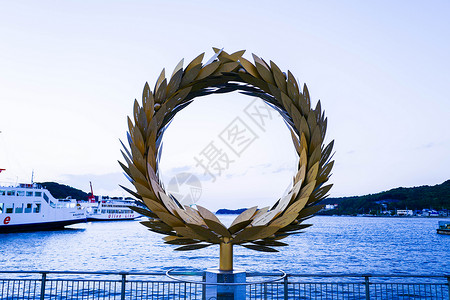 高松港日本高松小豆岛土庄港口广场的“太阳的赠礼”雕塑背景