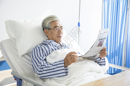 老年病人病床看报纸人物高清图片素材