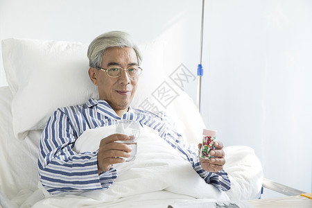老年病人病床吃药图片