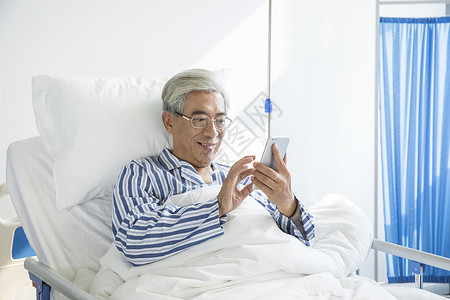 老年病人病床玩手机图片