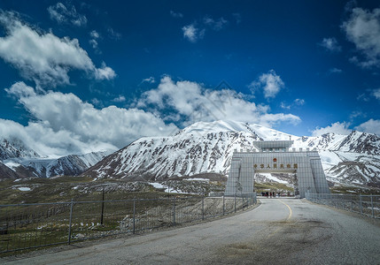 新疆帕米尔高原红其拉甫国门背景图片