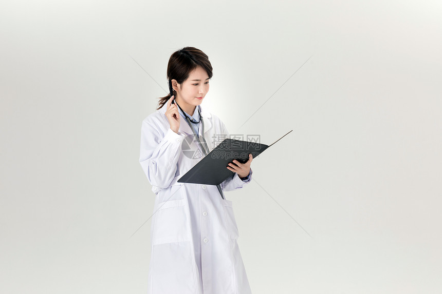 女性医生拿病历图片