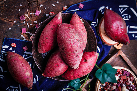 营养健康的番薯新鲜小紫薯背景