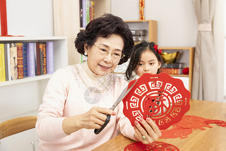 新年祖孙剪窗花高清图片