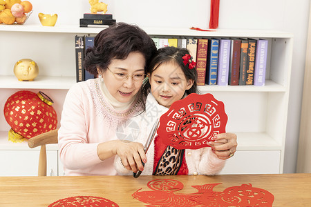 新年祖孙剪窗花图片