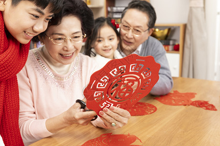 新年孙祖剪窗花背景图片