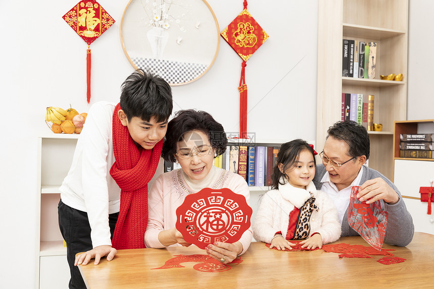 新年孙祖剪窗花图片