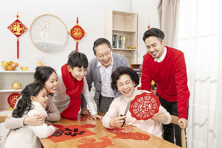 福气锦鲤剪纸新年孙祖三代一起剪窗花背景