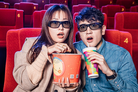 情侣在影院看3D电影图片