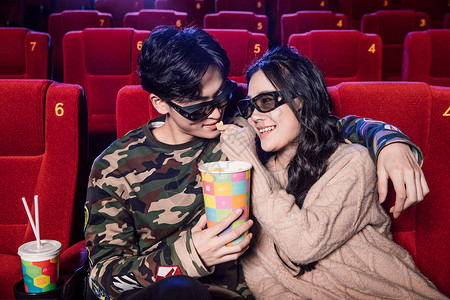 情侣看电影吃爆米花图片素材