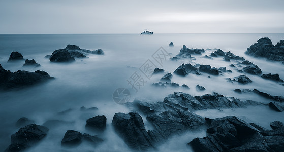 日出流云宁静的海面风光背景