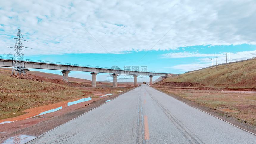 西藏空旷的道路图片