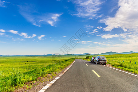 草原汽车蓝天白云下的草原之路背景