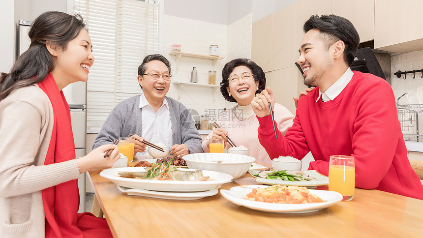 热闹喜庆的年夜饭图片