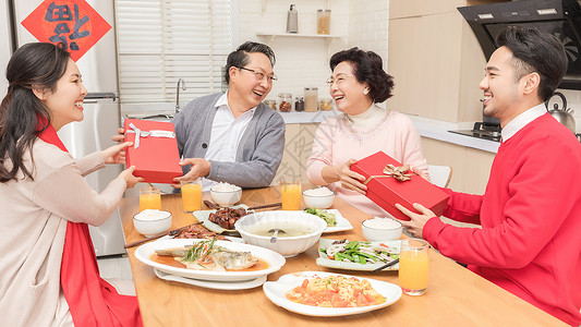 年夜饭送礼家庭高清图片素材