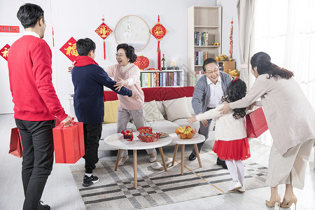 新年家庭进门欢迎春节高清图片素材