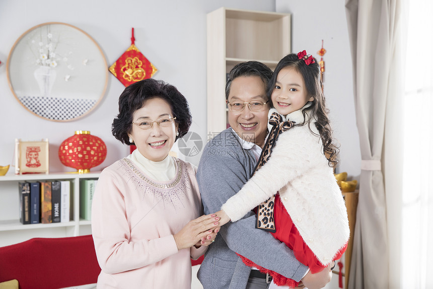 新年爷爷奶奶抱小孙女图片