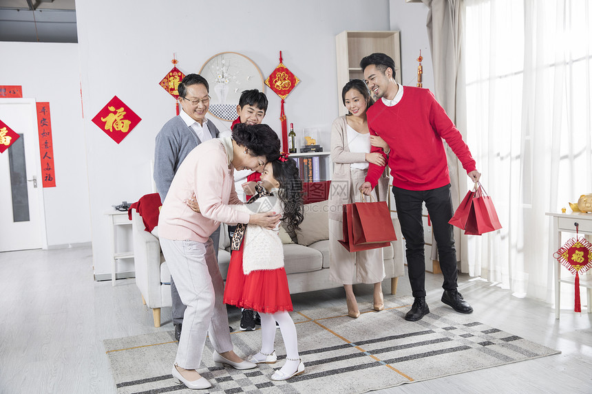 新年一家人奶奶孙女拥抱图片