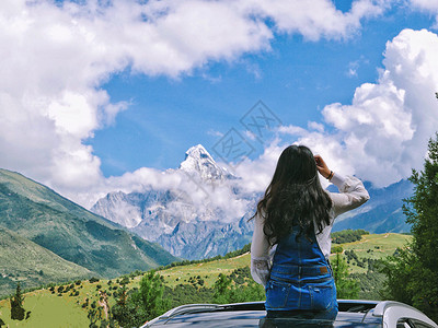 四姑娘山冬眺望四姑娘雪山的少女背影背景