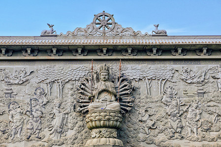 西安古观音禅寺洗心禅寺中精雕的千手观音照壁背景