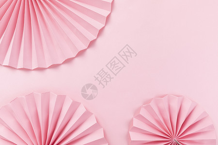 粉色背景上的纸伞背景图片