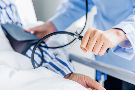 护士节促销医护人员为老人量血压背景