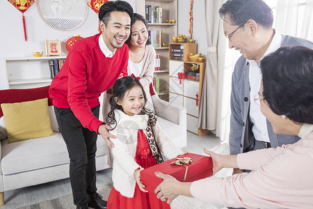 新年一家人孙女给爷爷奶奶送礼高清图片