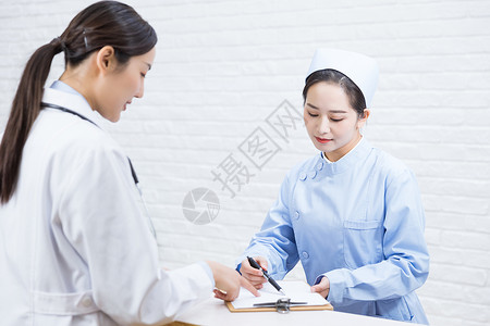 医院前台医生询问护士图片