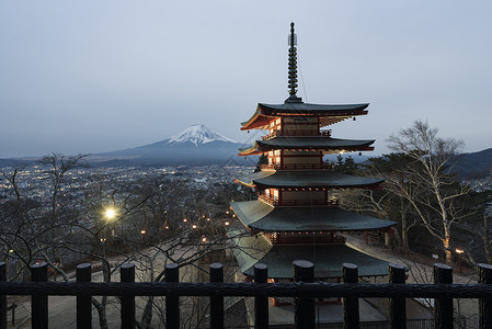 日本夜景日本浅间神社与富士山背景