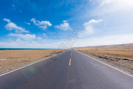 冬季青海湖宽阔的道路背景图片