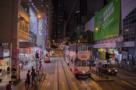 夜色下的香港叮叮车大巴背景图片