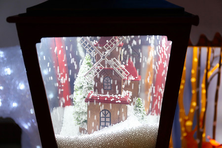 路灯内的雪景背景图片