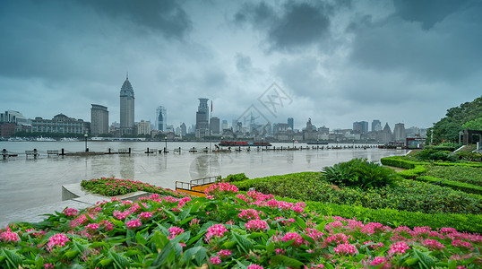 上海浦东滨江公园西望黄浦江外滩沿岸图片