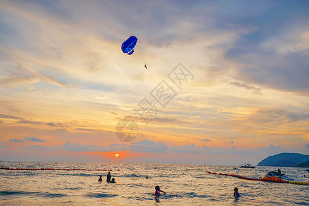 马来西亚兰卡威落日跳伞高清图片