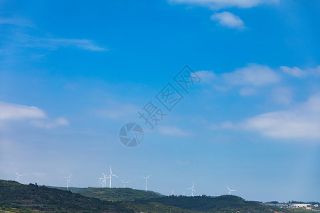 蓝天下风能发电风车高清图片