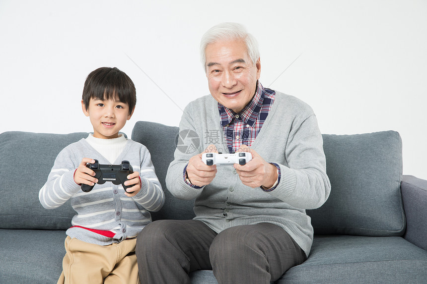 祖孙沙发上玩游戏机图片