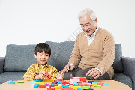 祖孙沙发上玩积木玩耍高清图片素材