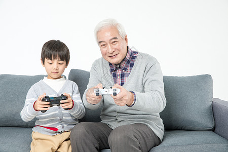 祖孙在沙发上打游戏图片