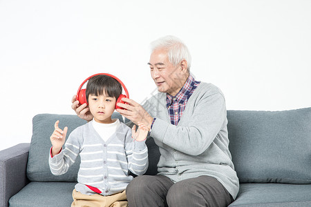 祖孙在沙发上听歌图片