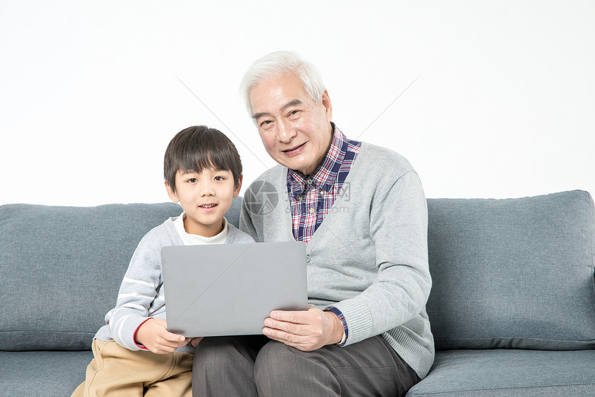 祖孙在沙发上使用电脑图片