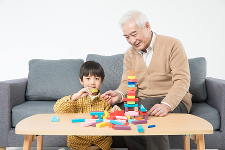 祖孙在沙发上搭积木图片