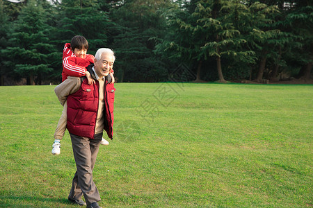 爷爷在公园背着孙子高清图片