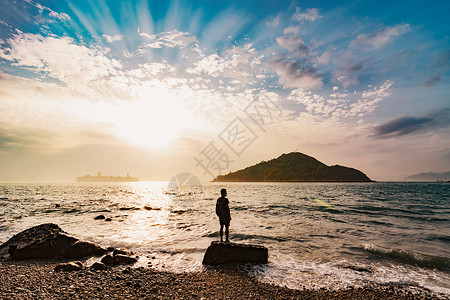 海岸背影海阔天空高清图片