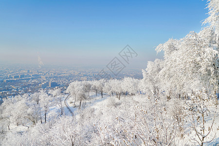 哈萨克斯坦雾凇科克托别山高清图片素材